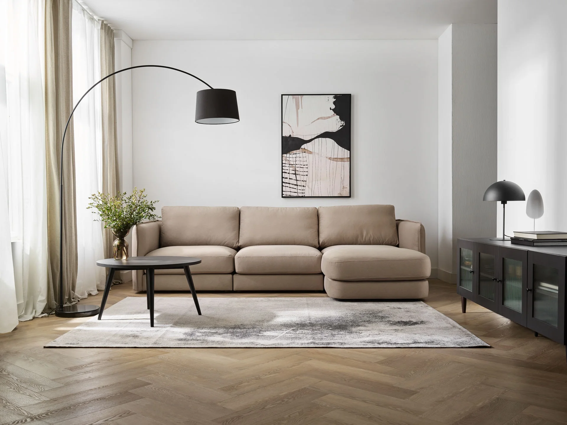 Wnętrze w stylu klasycznym – salon w jasnej kolorystyce